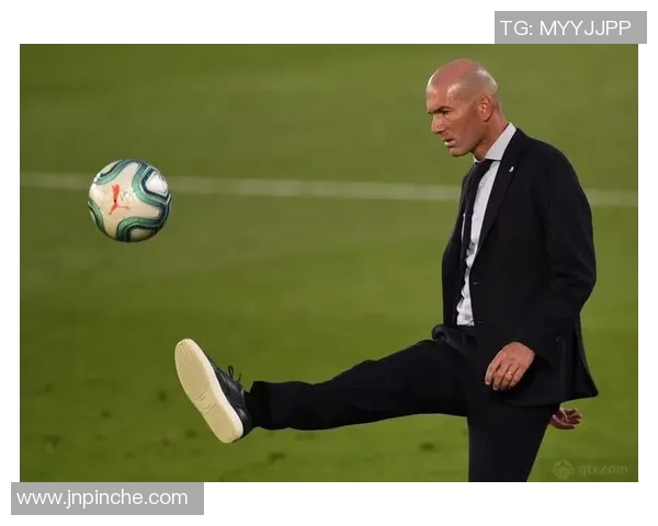 金发碧眼的足球明星们在绿茵场上绽放光彩与魅力的传奇故事